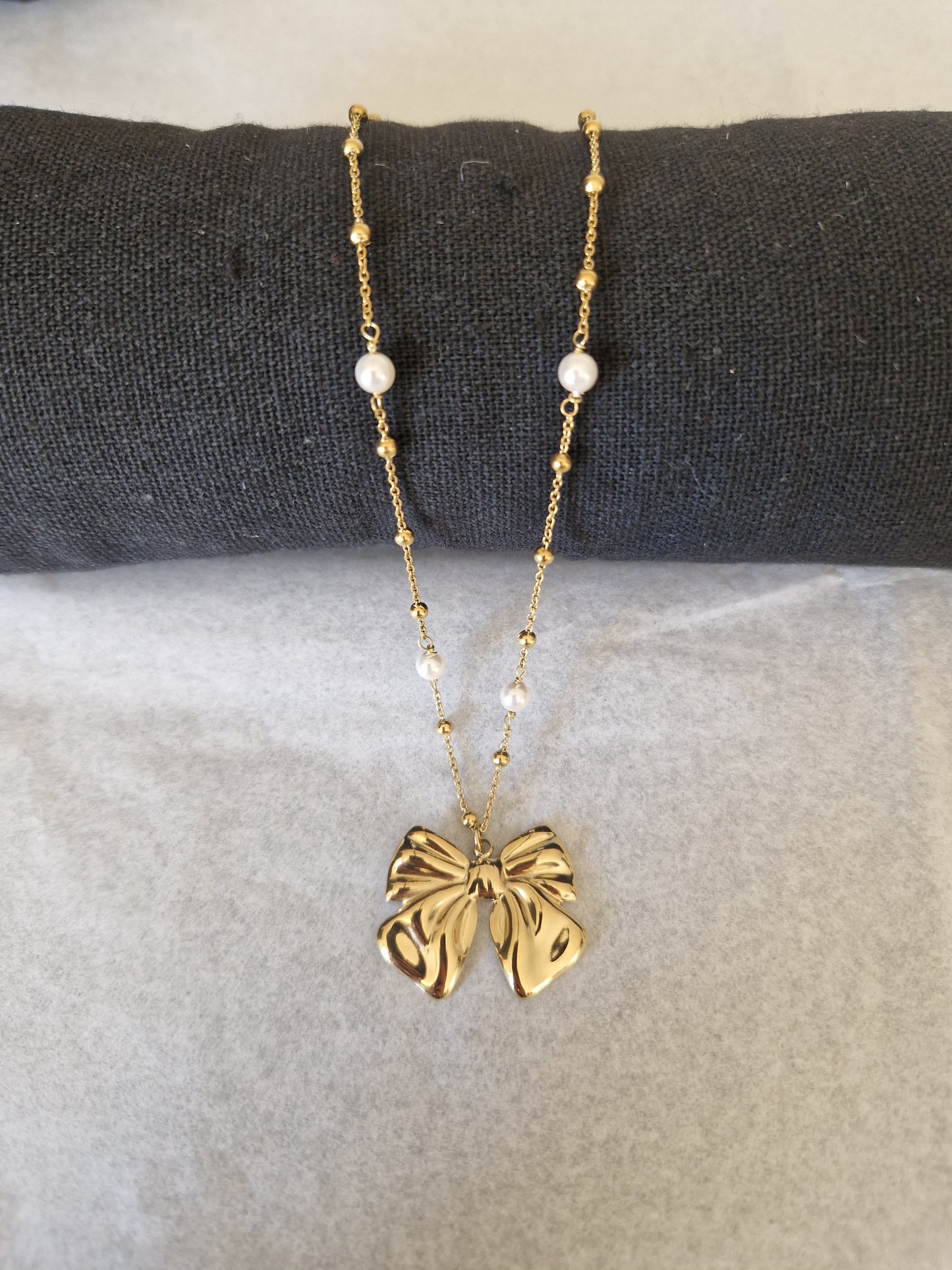 Collier nœud en acier inoxydable couleur or avec imitation perles, design raffiné et longueur ajustable de 42,5 cm à 47,5 cm.