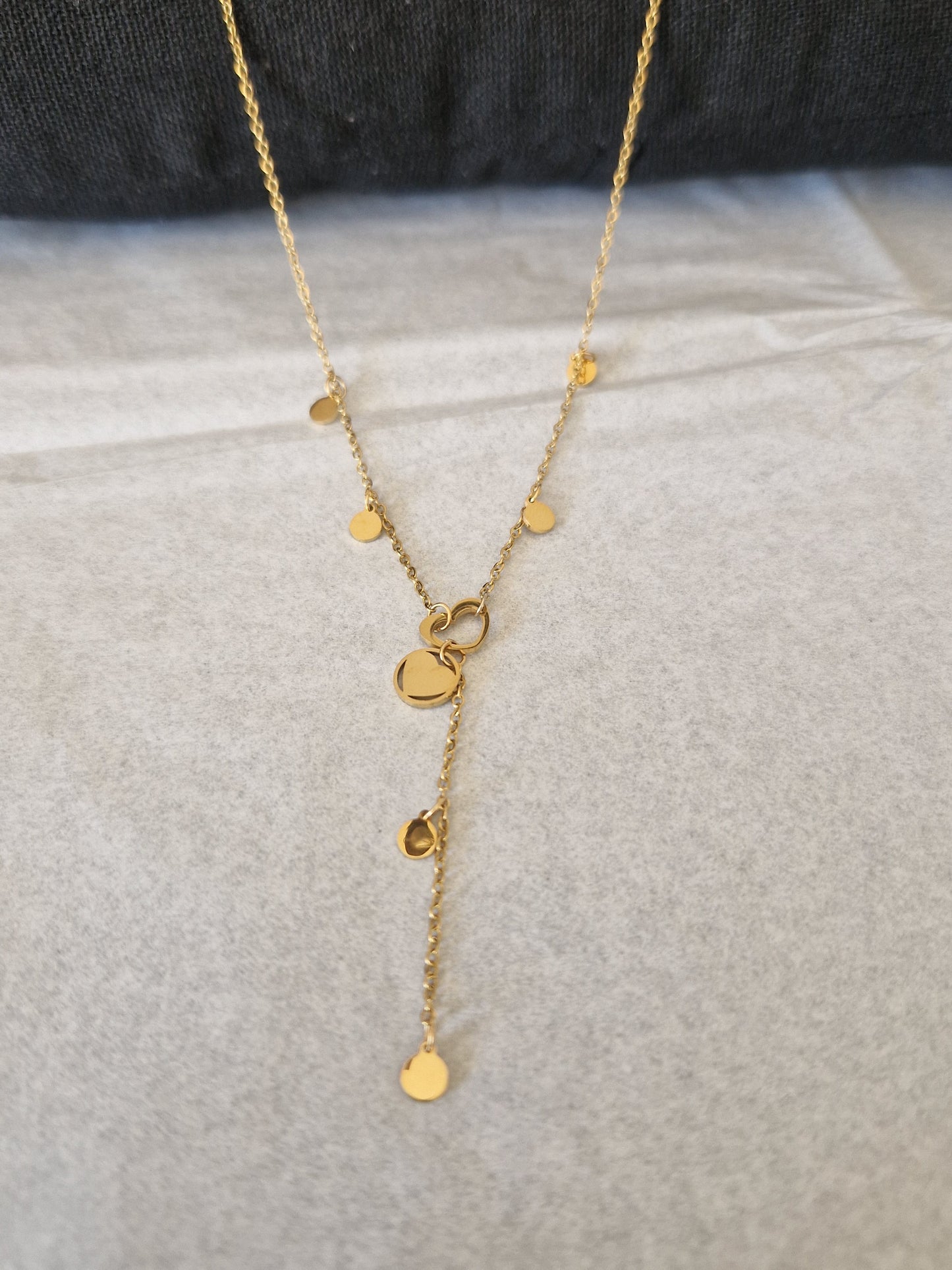 Collier 'miracle' en acier inoxydable couleur or avec pendentifs ronds et finition brillante. Design intemporel adapté à toutes les occasions.